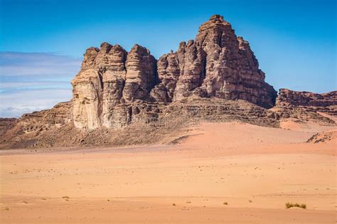 Öknen Med Sandsten Och Granit Vaggar I Wadi Rum I Jordanien Arkivfoto