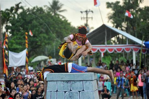 Lompat Batu, Olahraga Tradisional dari Pulau Nias - AnakBisa