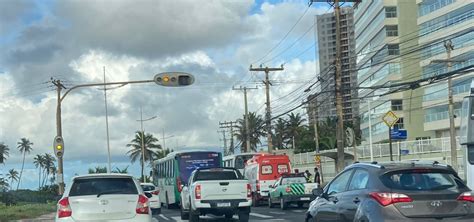 Pessoa fica ferida após cair de ônibus em Salvador Olá Bahia