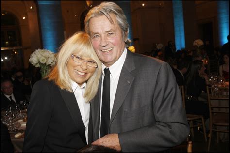 Vidéo Alain Delon Où repose son ex compagne Mireille Darc avec qui