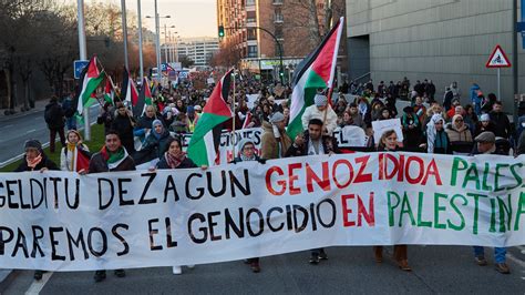 Miles de personas protagonizan en Pamplona una manifestación por Palestina