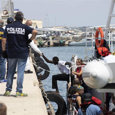 Pozzallo Sbarcano Migranti Da Nave Allegra Andranno A Bari