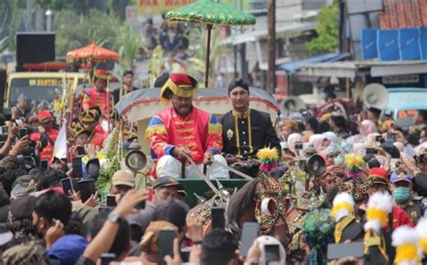 Ribuan Warga Padati Jalur Kirab Pataka Hari Jadi Ke Kabupaten