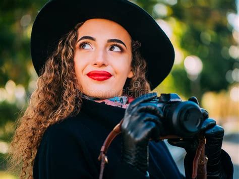 Menina Bonita Em Um Revestimento Foto De Stock Imagem De Caucasiano