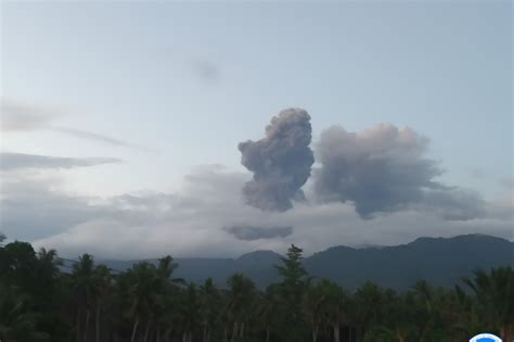 Gunung Dukono Kembali Erupsi Semburkan Abu Setinggi Meter