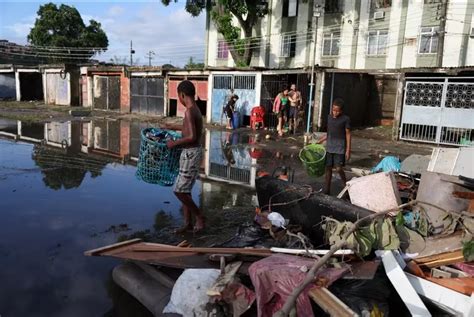 Ascienden A Doce Los Muertos Tras Las Fuertes Tormentas En Rio De