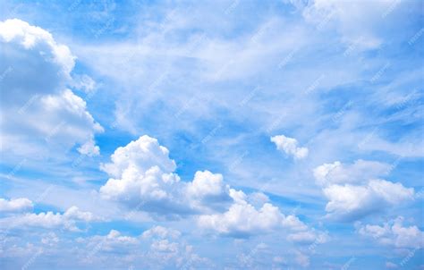 Hermoso Color Degradado Del Cielo De Blanco A Azul Para Un Fondo De Frescura Y Papel Tapiz