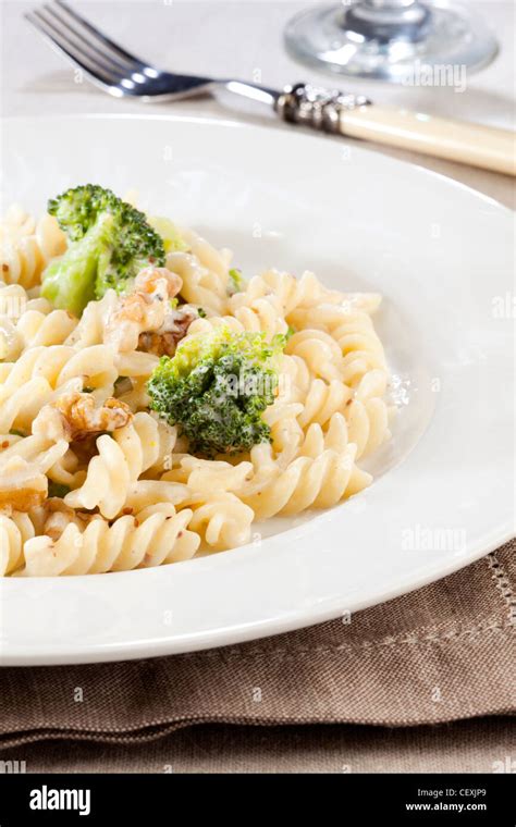 Fusilli Nudeln Mit Brokkoli Und Walnuss Sauce Stockfotografie Alamy