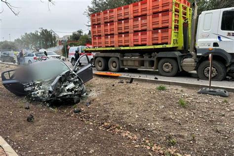 הקטל בדרכים אישה כבת 50 נהרגה בתאונה בין משאית לרכב פרטי בשלומי