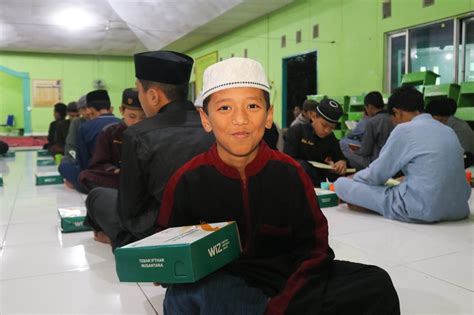 Wiz Sajikan Menu Buka Puasa Paket Ke Pondok Penghafal Al Quran