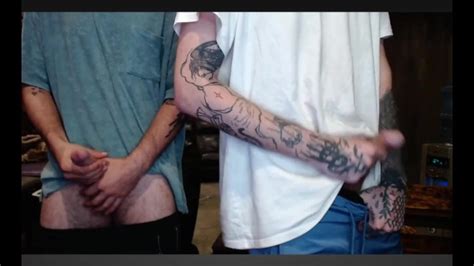 Два братана вместе демонстрируют свои члены и на камеру Pornhub Gay