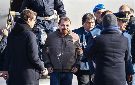 Video Arrestation De Cesare Battisti «contre Révolutionnaire Ou