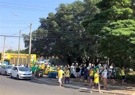 Manifestantes Fazem Ato Em São Carlos A Favor E Contra O Governo