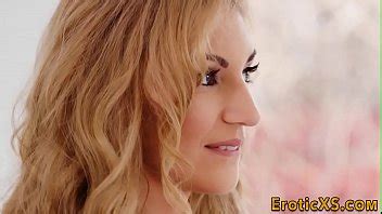 Rubia latina frotando su coño XVIDEOS
