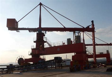 Mobile Vertical Screw Type Ship Unloader For Coal Cement Loading Ship