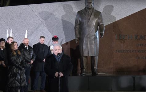 Prezes PiS odsłonił pomnik L Kaczyńskiego Padły ważne słowa