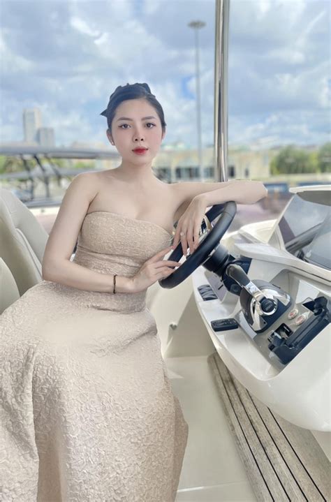 Nữ tiếp viên hàng không hot nhất Sài thành gây thương nhớ với ảnh bikini khoe tối đa điểm mạnh