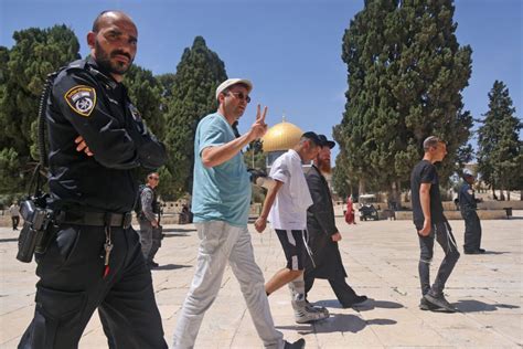 Decenas De Israelíes Asaltan El Complejo De Al Aqsa En Jerusalén Monitor De Oriente