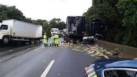 Acidente entre dois caminhões provoca congestionamento na BR 376 em