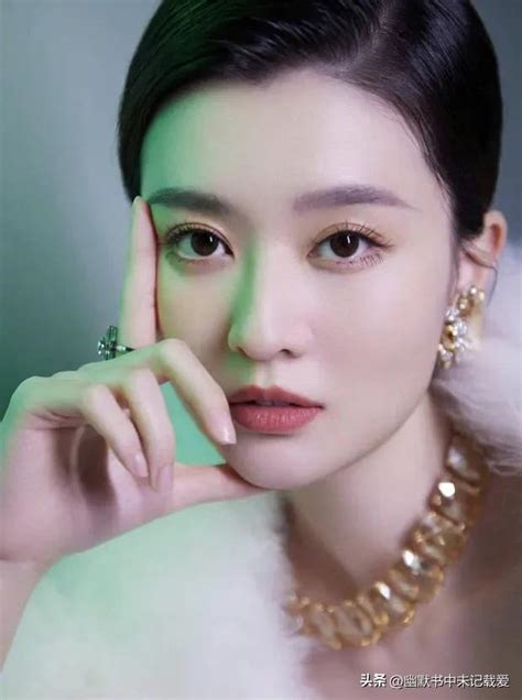 Photos Of Qiao Xin S Tube Top Dress In Spring Reveal The Elegant And Luxurious Look Of Her Hair