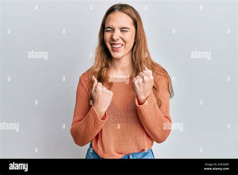 Jeune femme blonde portant des vêtements décontractés célébrant surpris et étonné de succès avec