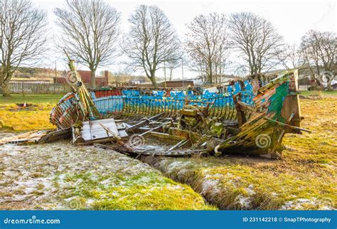 Naufragio De Un Barco De Madera Abandonado Sobre Hierba Cubierta De