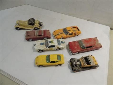 LOT 7 VINTAGE PLASTIC MODEL CARS ASSEMBLED: