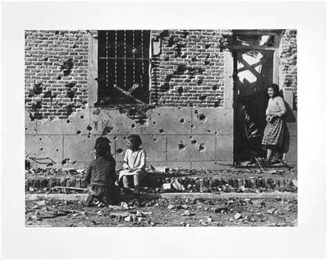 Robert Capa Andr Ern Friedmann Madrid Barrio De Vallecas