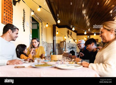 Madre E Hijos Comiendo En Casa Fotograf As E Im Genes De Alta