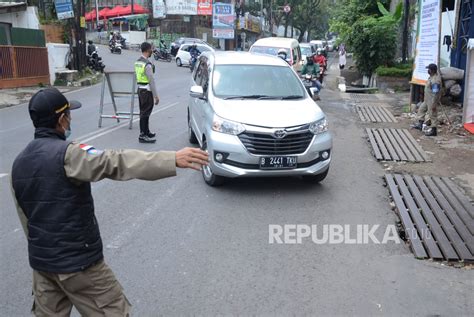 Hari Pertama Larangan Mudik Ratusan Kendaraan Diputarbalik Republika