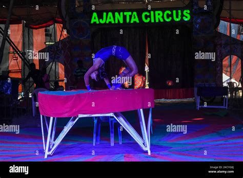 Una Artista Es Vista Interpretando Su Acto En Un Circo En Kolkata