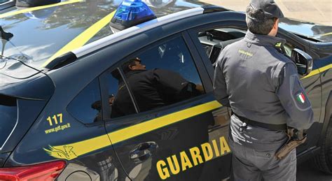 Menab In Auto Con Oltre Due Kg Di Cocaina Arrestate Dalla Gdf Di