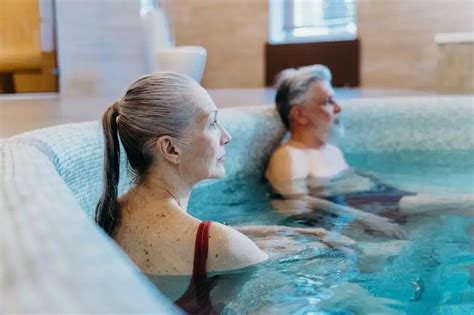 Les meilleurs sports pour garder la forme après 60 ans natation yoga