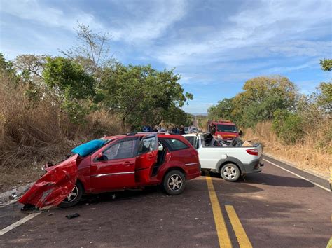 Batida entre dois carros deixa seis feridos na LMG 674 em Ibiaí