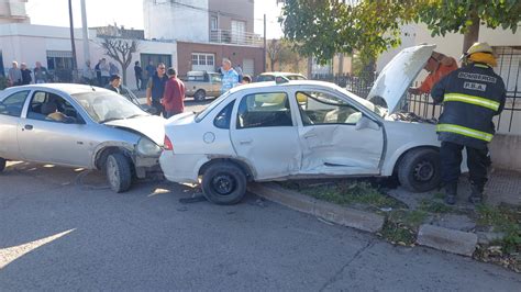 Fuerte Impacto Entre Un Autom Vil Y Un Taxi Noticias