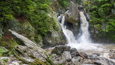 7 Waterfalls in New England for a Breathtaking Daytrip