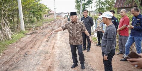 Respon Keluhan Warga Soal Jalan Rusak Pj Bupati Apriyadi Datangi