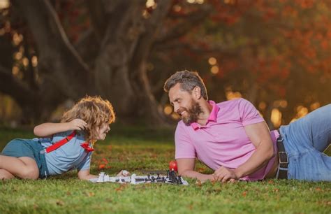 Père et fils jouant aux échecs passer du temps ensemble enfant