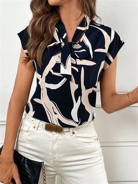 SHEIN Privé Blusa con estampado de dibujo de cuello con cordón de manga