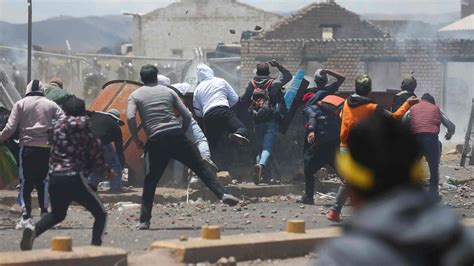 Perú anuncia toque de queda tras protestas que dejaron 18 muertos N