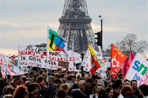 Strajki i manifestacje we Francji Paryż wrze Hamlet nie przestaje grać