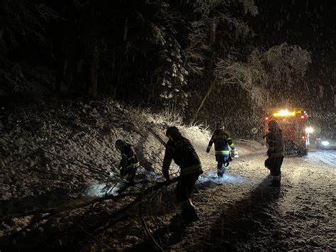 Heftiger Schneefall Sorgt F R Zahlreiche Eins Tze Freiwillige