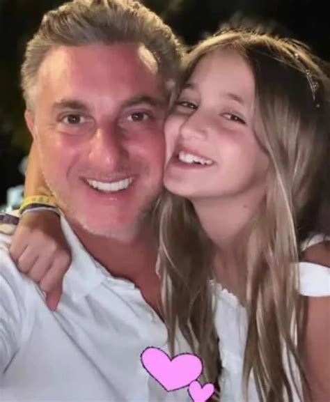 Luciano Huck posa de rosto colado a filha e semelhança impressiona