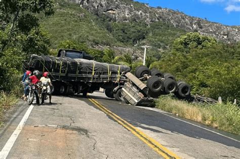 Carreta Carregada Cimento Tomba Na BA 148 Em Rio De Contas Folha