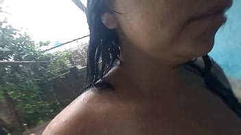 LA VECINA SE ESTABA BAÑANDO EN LA LLUVIA ME DICE QUE NO PORQUE ADENTRO ESTA EL MARIDO XVIDEOS