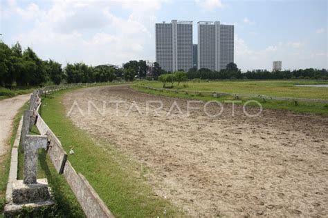 Renovasi Arena Pacuan Kuda Pulomas Antara Foto