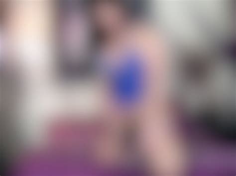 Sharlyn Strips Naked on Her Bed to Show Off Body Vidéos Porno Gratuites YouPorn