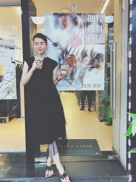 HOT MOM Street style của các hot mom tuần này hết khoe chân dài lại đọ eo thon