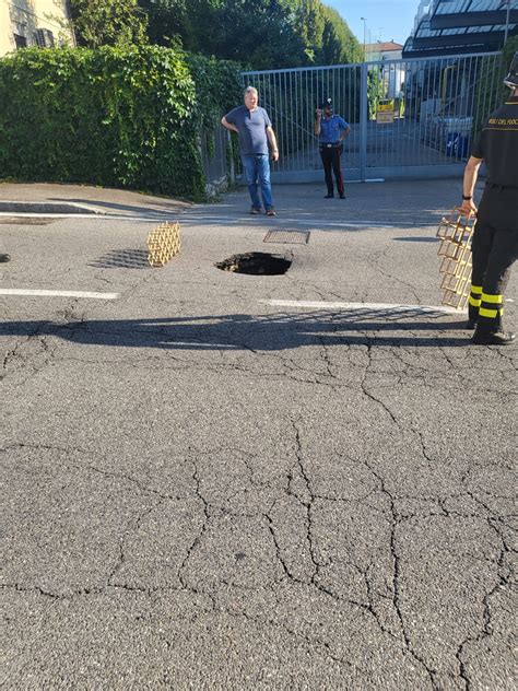 Voragine Nell Asfalto In Via Roma A Casnate Con Bernate Prima Como