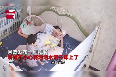 萌娃打翻泡泡水主动认错 妈妈安慰子债父偿 一巴掌拍爸爸屁股 Quot And 主动